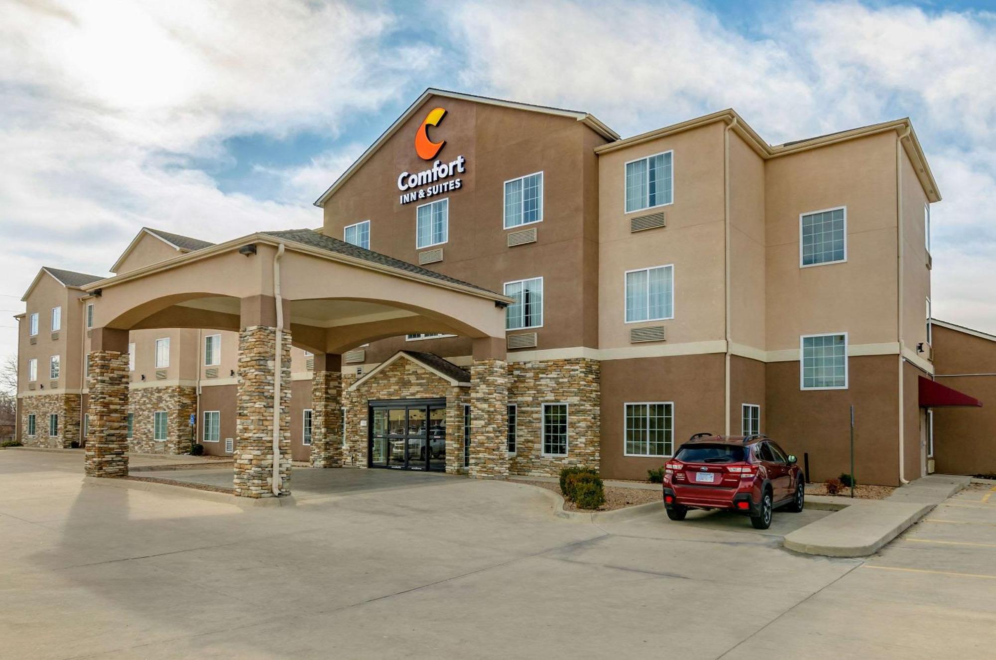 Comfort Inn & Suites Near Bethel College Newton Exterior foto